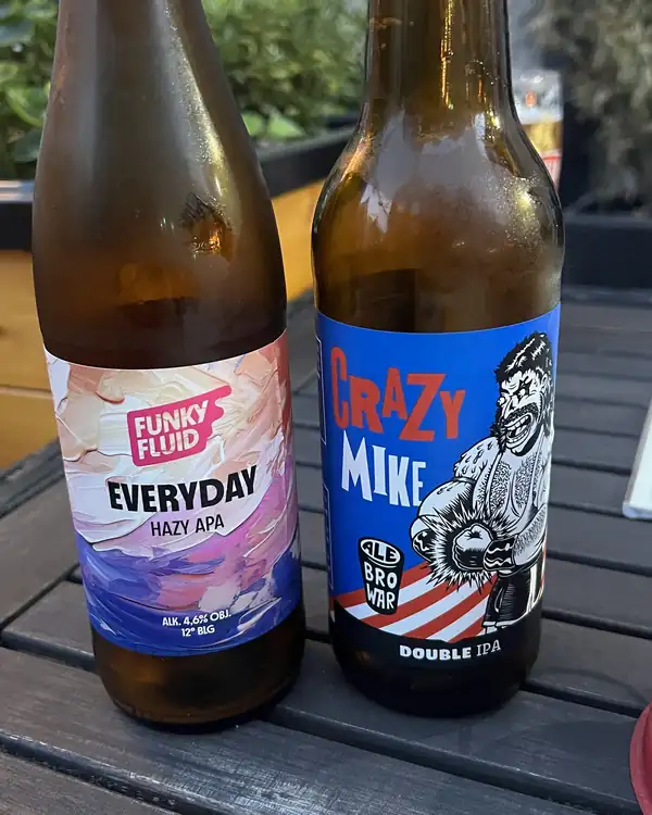 Dwie puszki craftowego IPA na stole