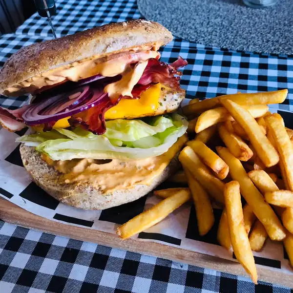 Burger z frytkami na niebieskiej kratce
