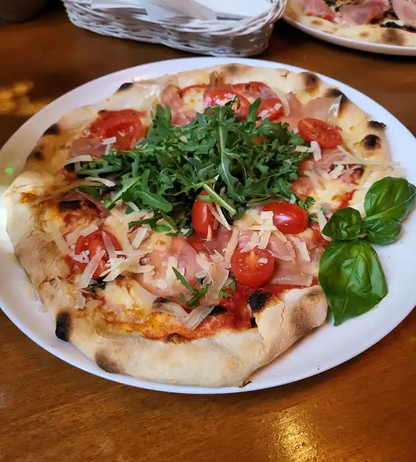 Pizza z rukolą i pomidorkami